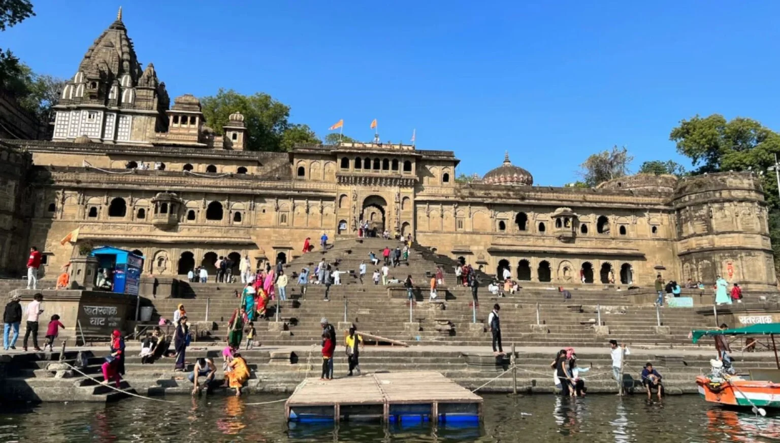 Indore to Maheshwar Taxi Service